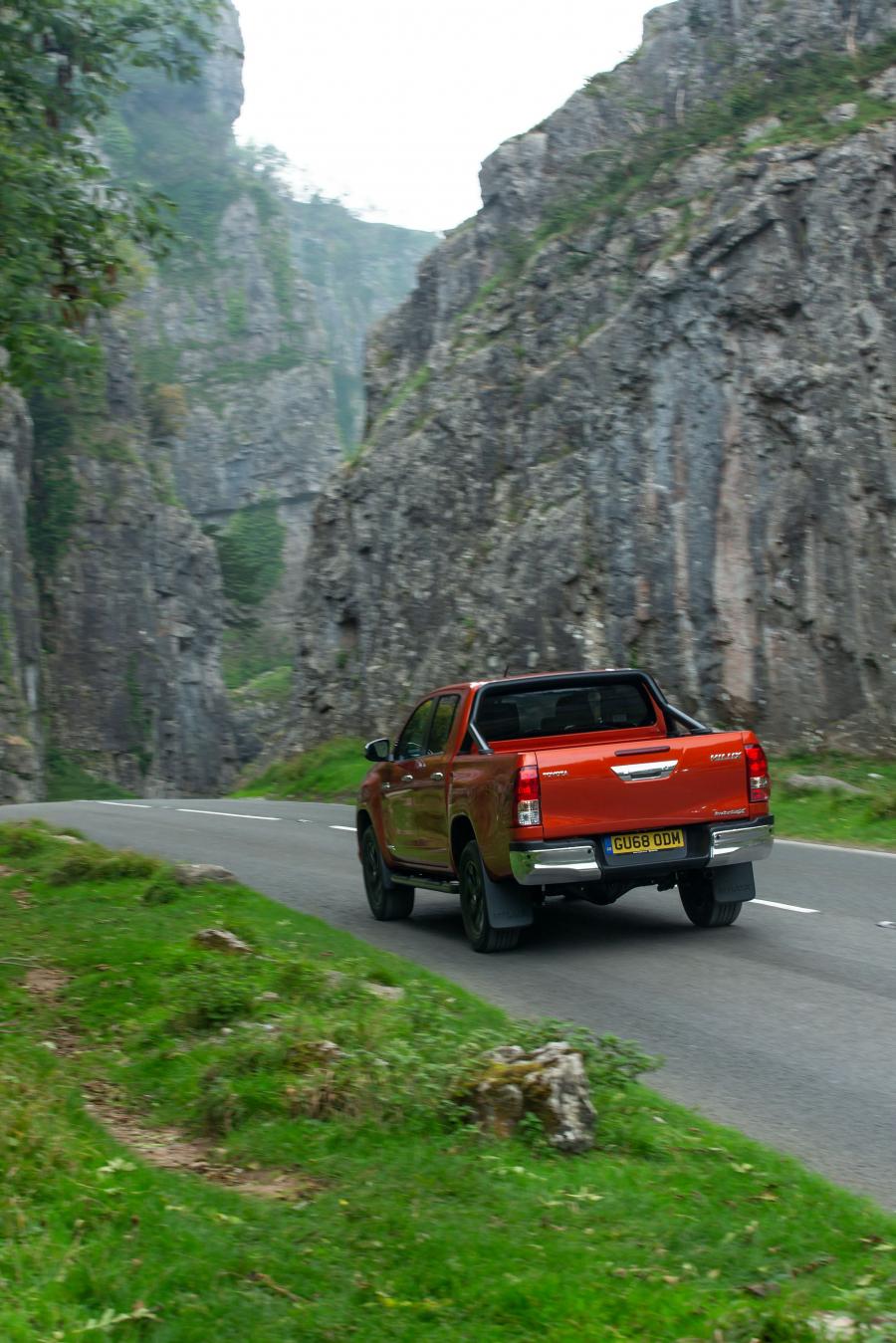  Toyota Hilux Invincible X Double Cab 2018 года  (UK) (фото 16 из 40)